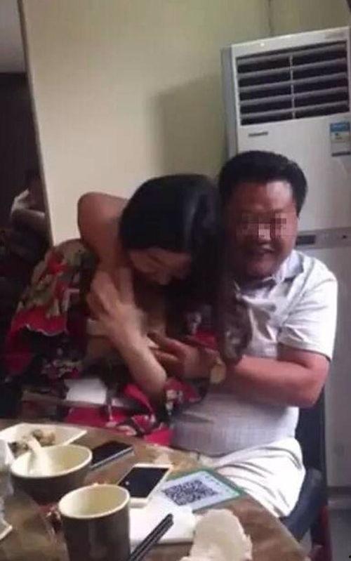 摸胸的视频,网络热传摸胸视频引发热议