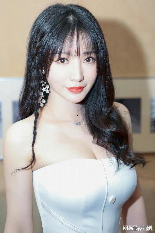 抹胸视频,展现女性魅力风采